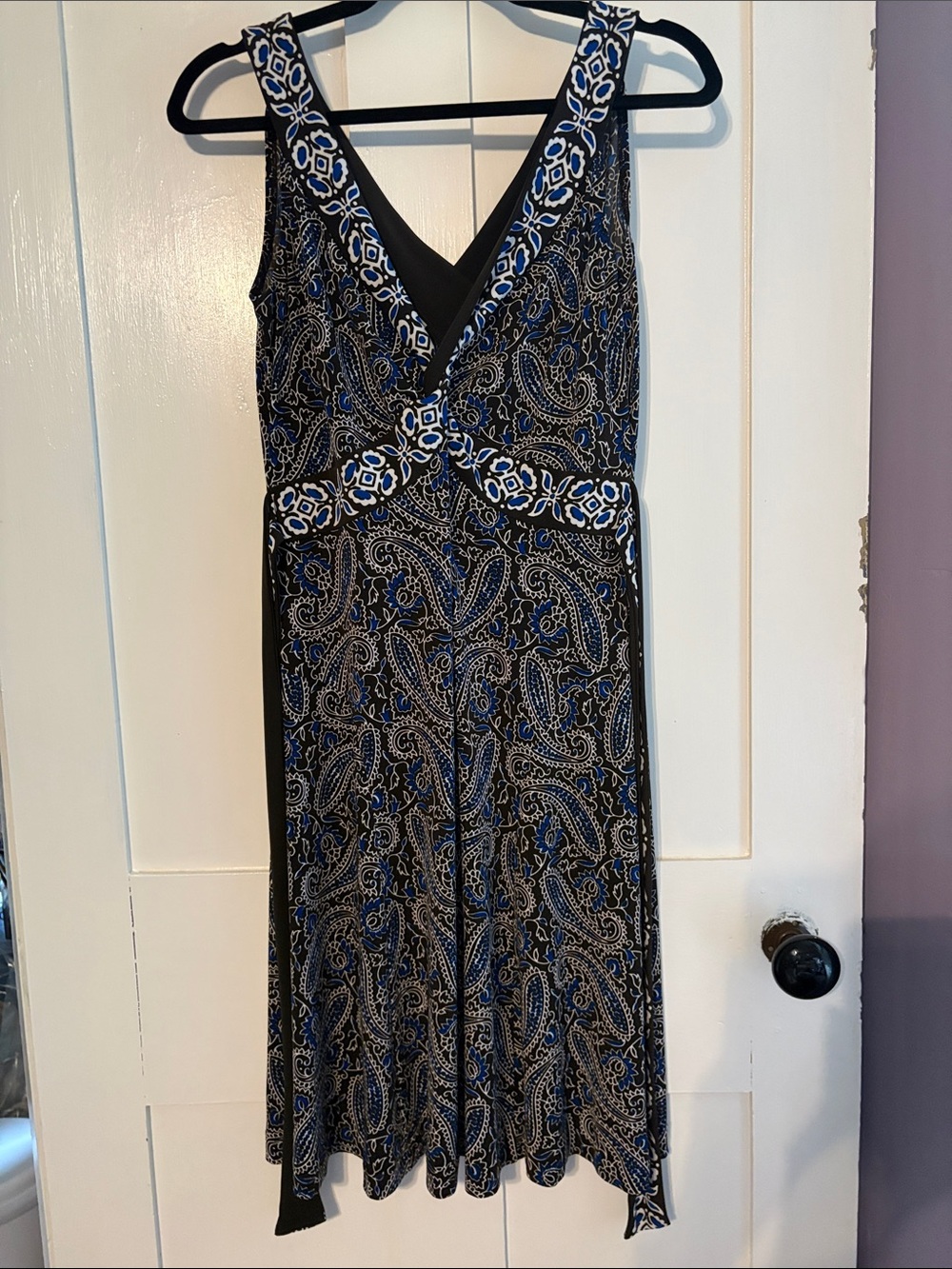 Donna Morgan Black and Blue Paisley V-Neck Tie back Midi Dress